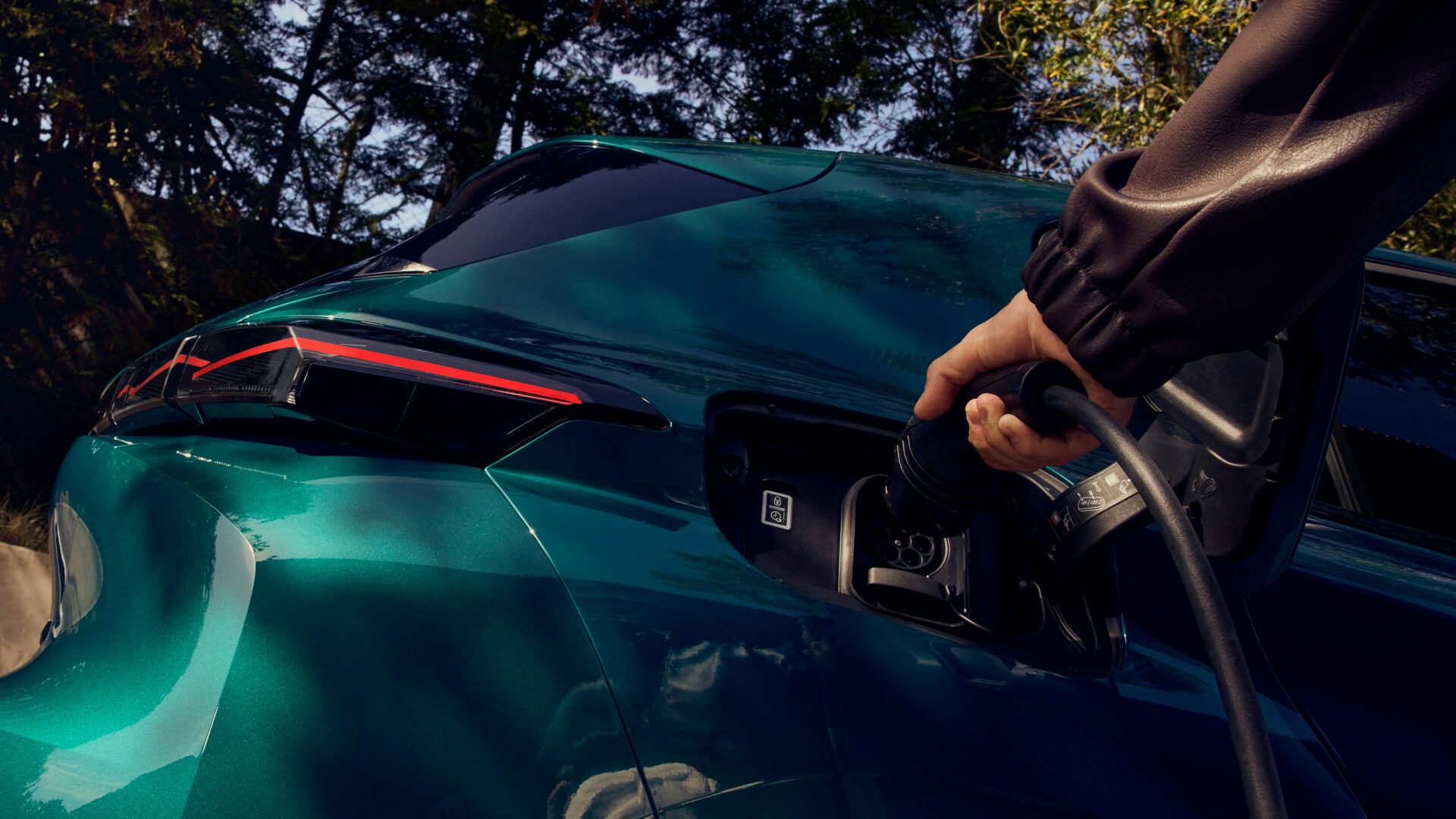 PEUGEOT E-308 an einer Ladestation