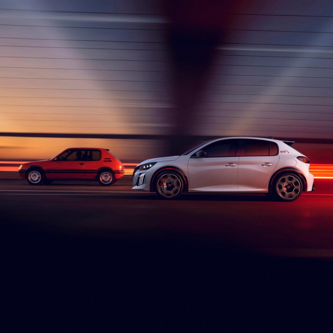 PEUGEOT 205 GTi und PEUGEOT E‑208 GTi fahren Seite an Seite