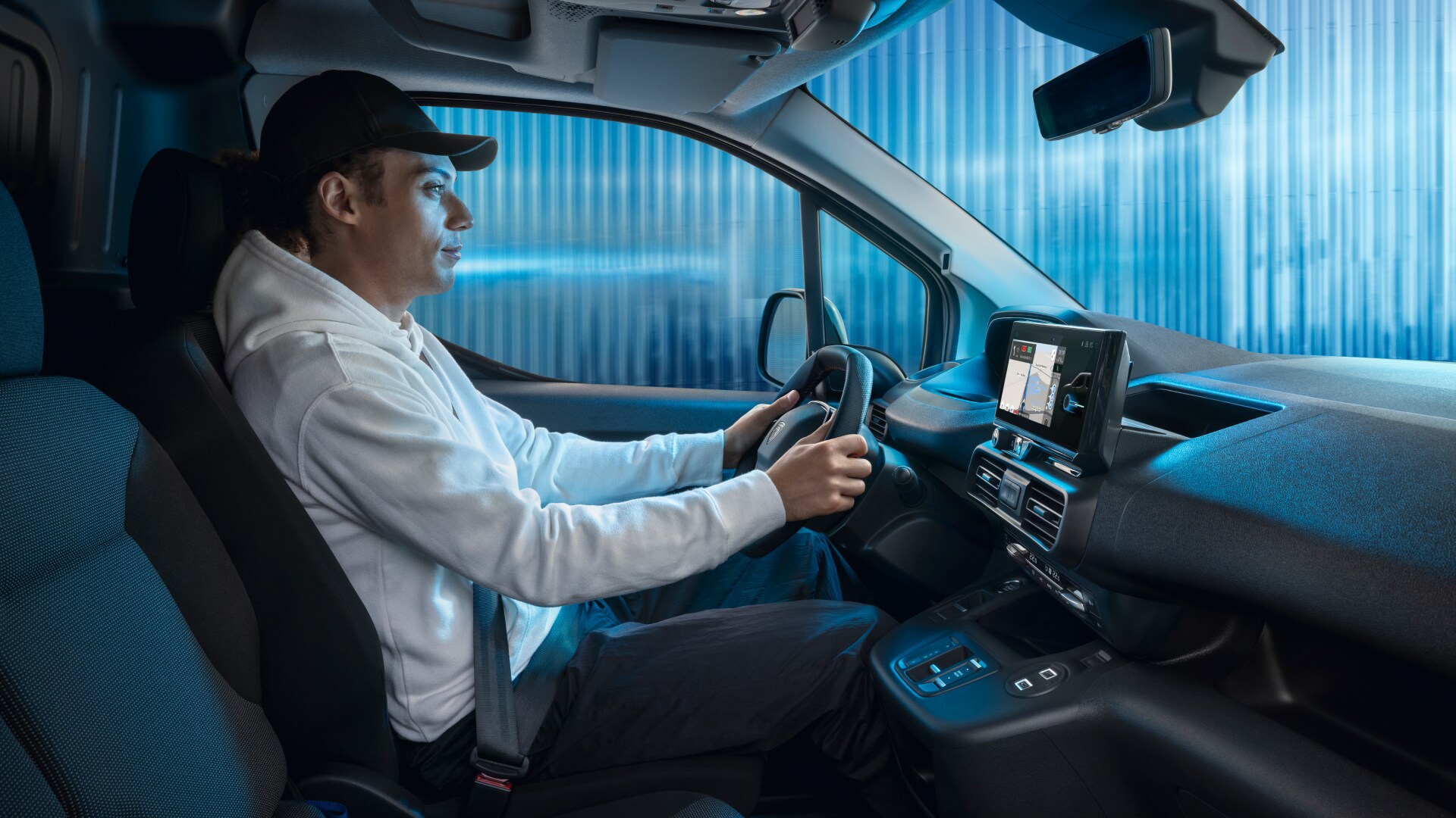 Mann am Steuer eines PEUGEOT Partner