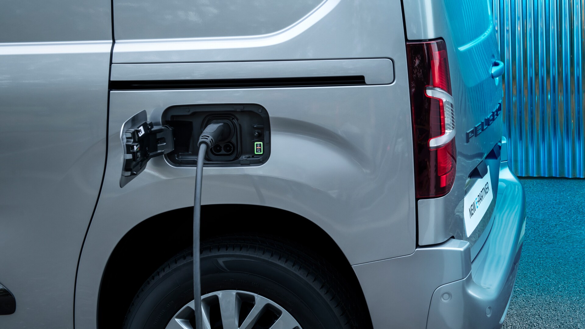 PEUGEOT E-Partner beim Laden