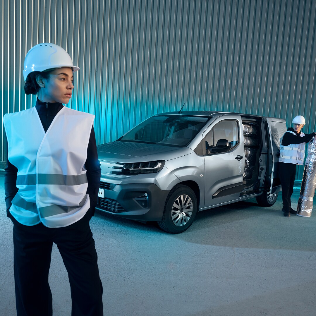 Frau vor einem PEUGEOT E-Partner stehend