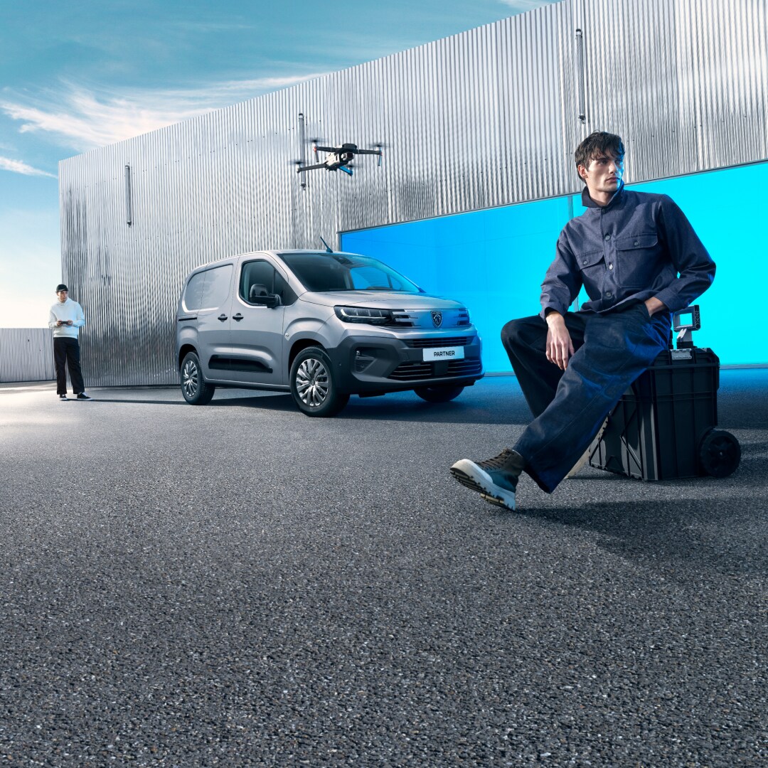 Mann vor einem PEUGEOT E-Partner stehend