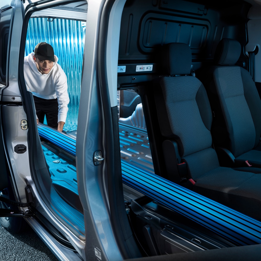 Mann beim Beladen eines PEUGEOT Partner