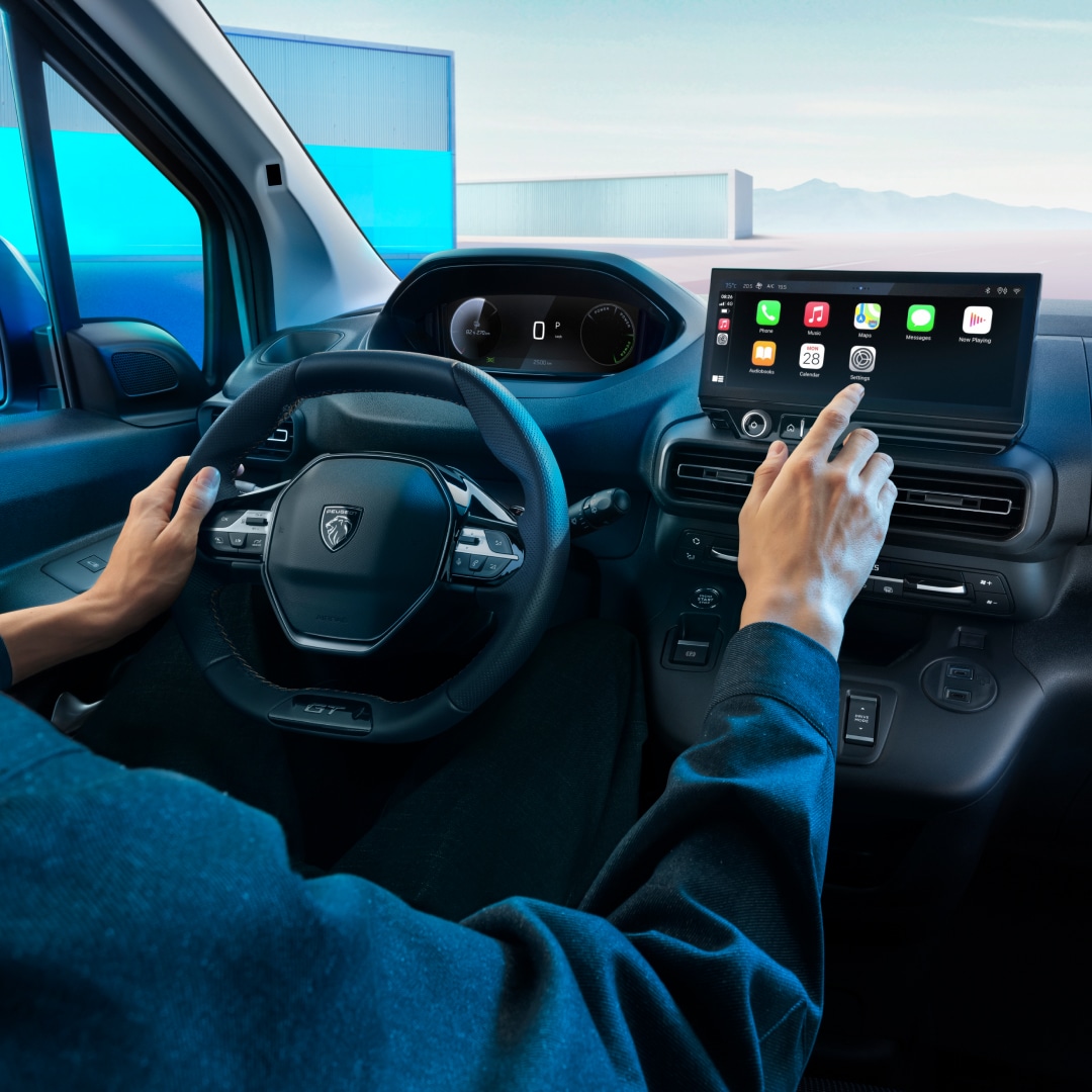 PEUGEOT Partner Cockpit mit Fahrer am Steuer