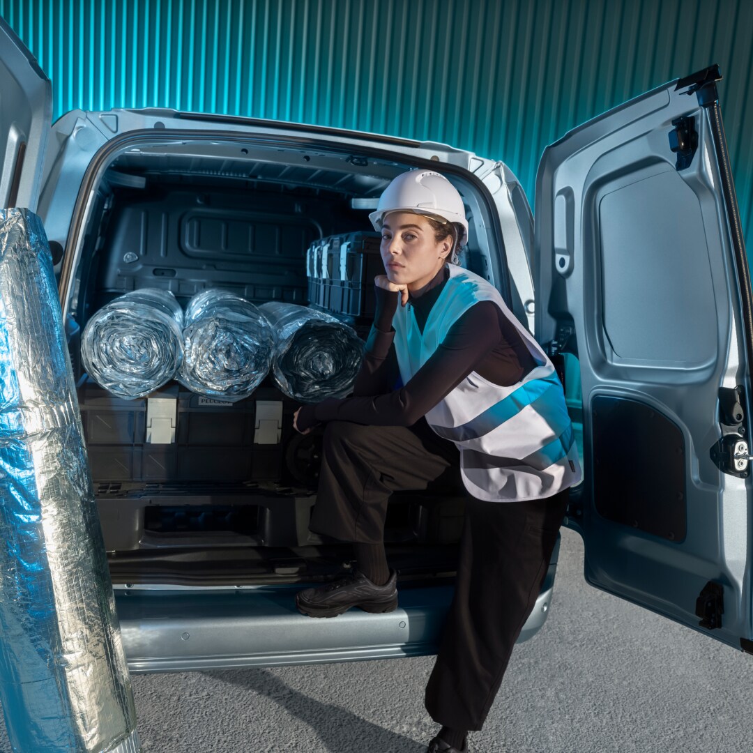 Frau beim Beladen des PEUGEOT Partner
