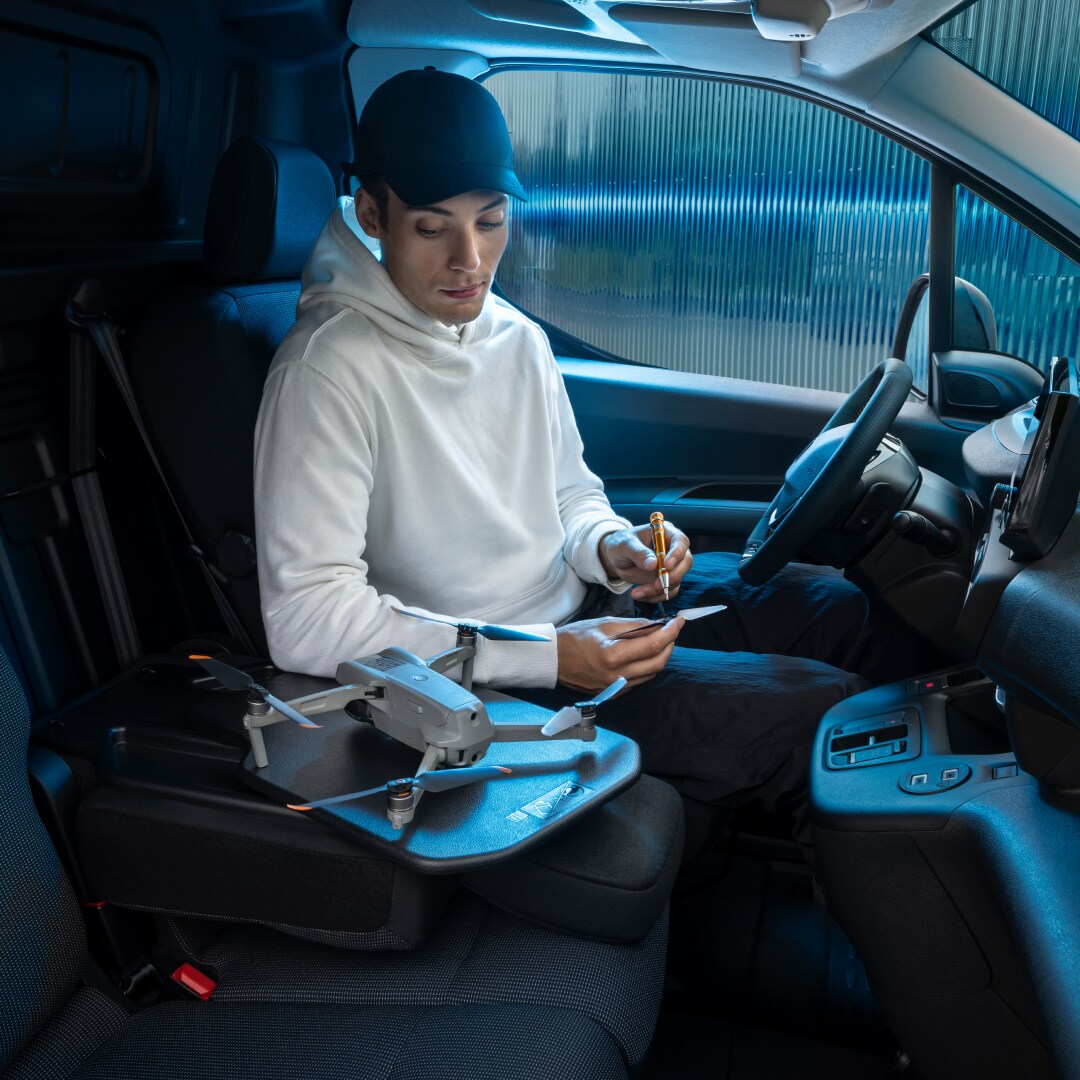 Mann an Bord eines PEUGEOT Partner